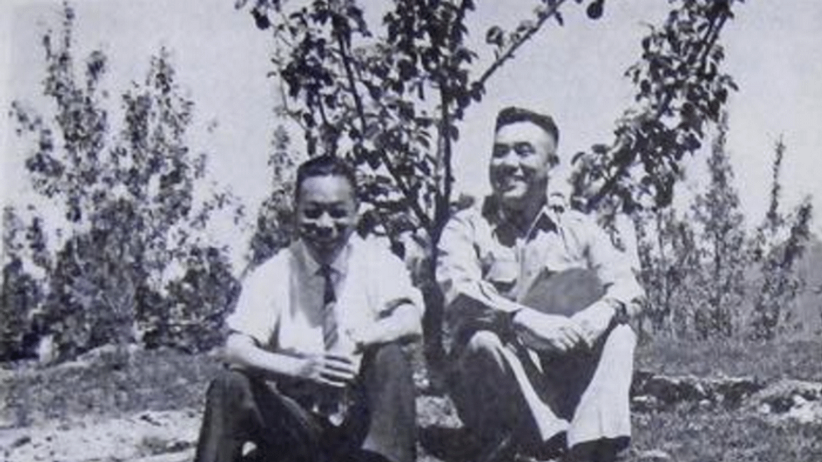 郝龍斌參選國民黨主席,臉書貼出父親郝柏村與蔣經國的合照。(取自郝龍斌臉書) 郝龍斌參選國民黨主席,臉書貼出父親郝柏村與蔣經國的合照。(取自郝龍斌臉書)