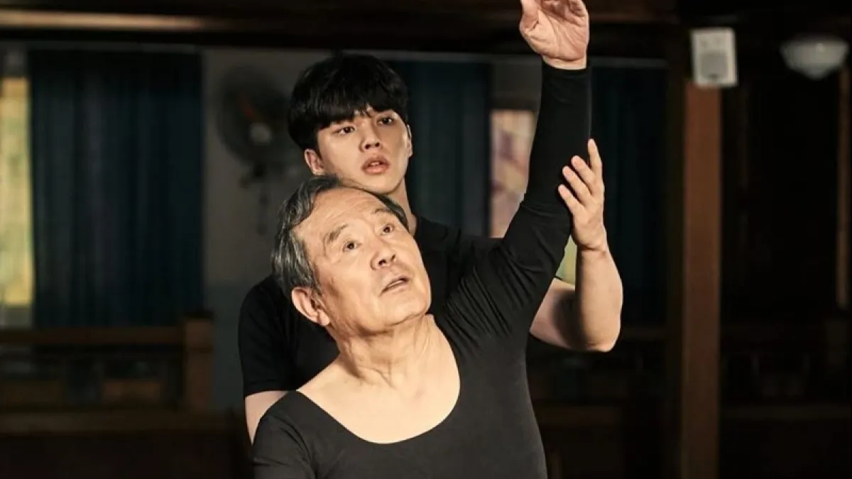 韓劇《如蝶翩翩》(Navillera)由宋江搭檔朴仁煥主演,劇情講述一段芭蕾舞天才與追夢爺爺的暖心故事。(圖/取自imdb官網)