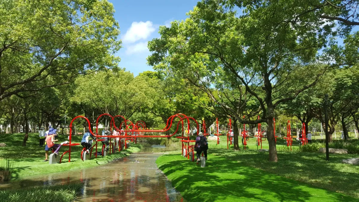 台北市政府與大安森林公園之友基金會合作,在大安森林公園設置活水飛輪園區,吸引民眾體驗。(圖/取自台北市政府)