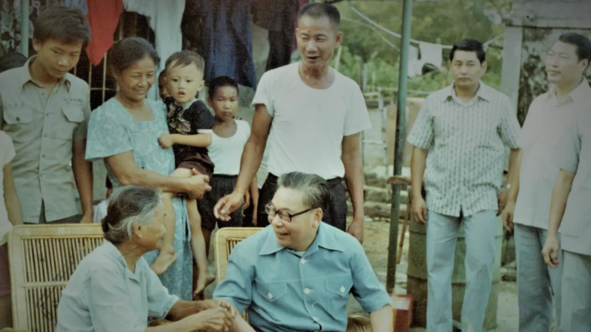 1987年蔣經國以茶會招待12位台灣耆老,告訴他們「我也是台灣人」,台灣也是他的故鄉。(圖/遠足文化提供) 1987年蔣經國以茶會招待12位台灣耆老,告訴他們「我也是台灣人」,台灣也是他的故鄉。(圖/遠足文化提供)