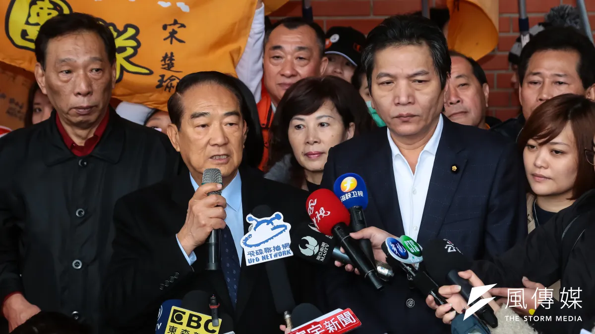 親民黨主席宋楚瑜率黨公職至國父紀念館向國父遺像獻花行禮,並接受媒體聯訪。(顏麟宇攝)