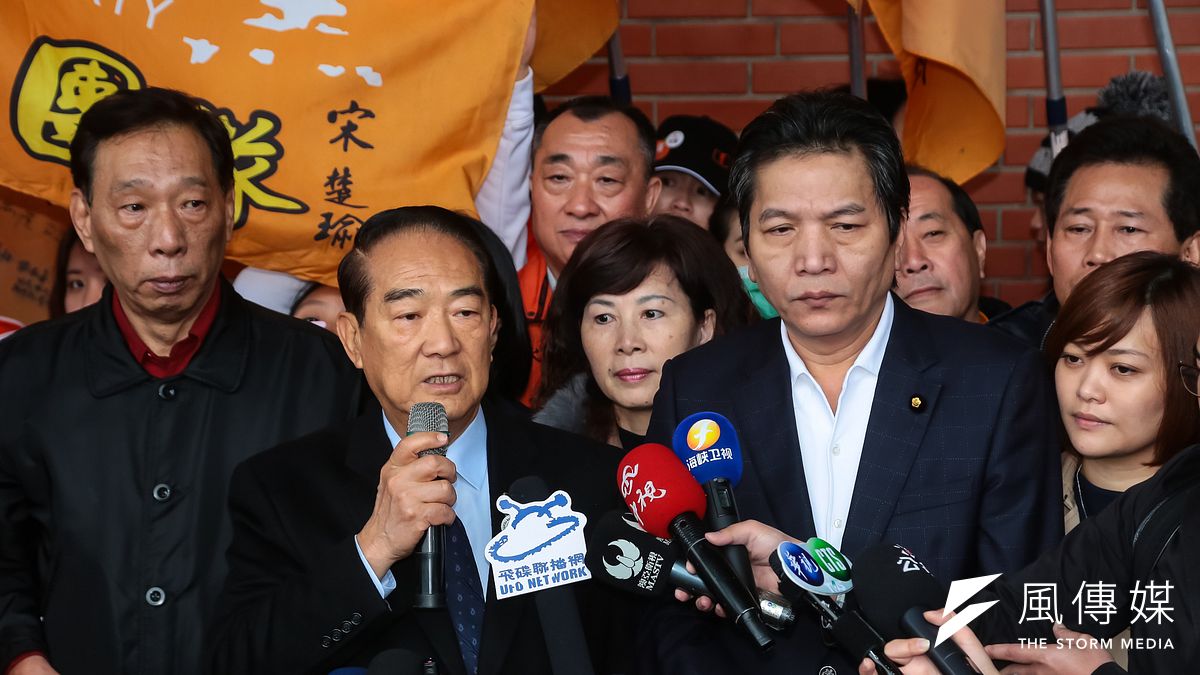 親民黨主席宋楚瑜率黨公職至國父紀念館向國父遺像獻花行禮,並接受媒體聯訪。(顏麟宇攝) 親民黨主席宋楚瑜率黨公職至國父紀念館向國父遺像獻花行禮,並接受媒體聯訪。(顏麟宇攝)