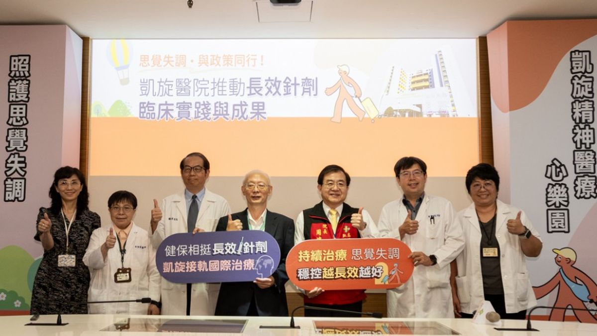 高市衛生局長黃志中(中)、凱旋醫院長周煌智、成人精神科劉潤謙醫師、兒童青少年精神科蔡景宏主任合影。(圖/高雄市衛生局提供) 高市衛生局長黃志中(中)、凱旋醫院長周煌智、成人精神科劉潤謙醫師、兒童青少年精神科蔡景宏主任合影。(圖/高雄市衛生局提供)