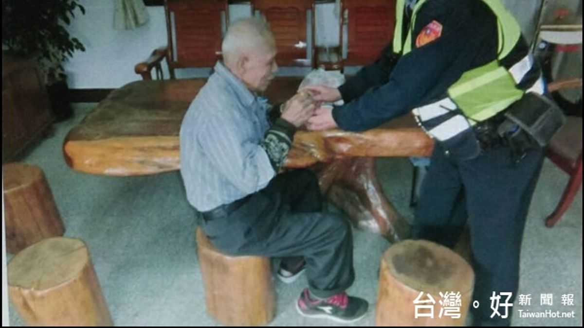 失智老翁台中流浪到苗栗 暖警供餐助返家 失智老翁台中流浪到苗栗 暖警供餐助返家