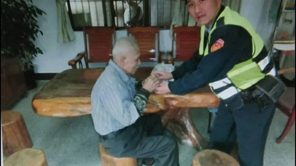 失智老翁台中流浪到苗栗 暖警供餐助返家