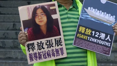 香港民眾在街頭聲援公民記者張展以及因為偷渡台灣失敗被捕的12名香港青年。(美聯社)