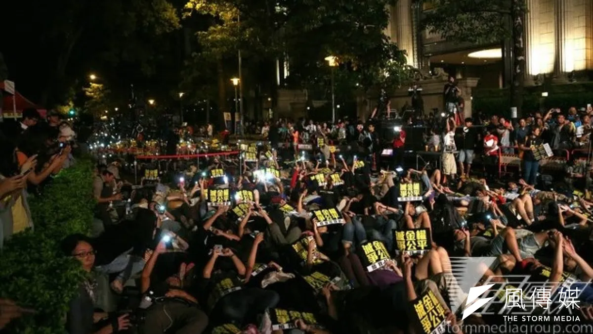 政府打算推動「青年生活住宅」計畫,但巢運上午舉行記者會,痛批是黑心政策。圖為巢運的夜宿帝寶抗議活動。(資料照片,余志偉攝)