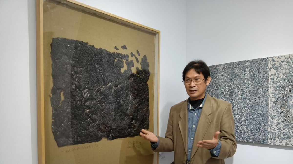 蔡獻友使用「墨」素材,從文化中挖掘出另一種美,期待藉由不同材質的介入延展,去發現更多被隱藏或忽略在文化裡的美感可能性。(圖/徐炳文攝) 蔡獻友使用「墨」素材,從文化中挖掘出另一種美,期待藉由不同材質的介入延展,去發現更多被隱藏或忽略在文化裡的美感可能性。(圖/徐炳文攝)