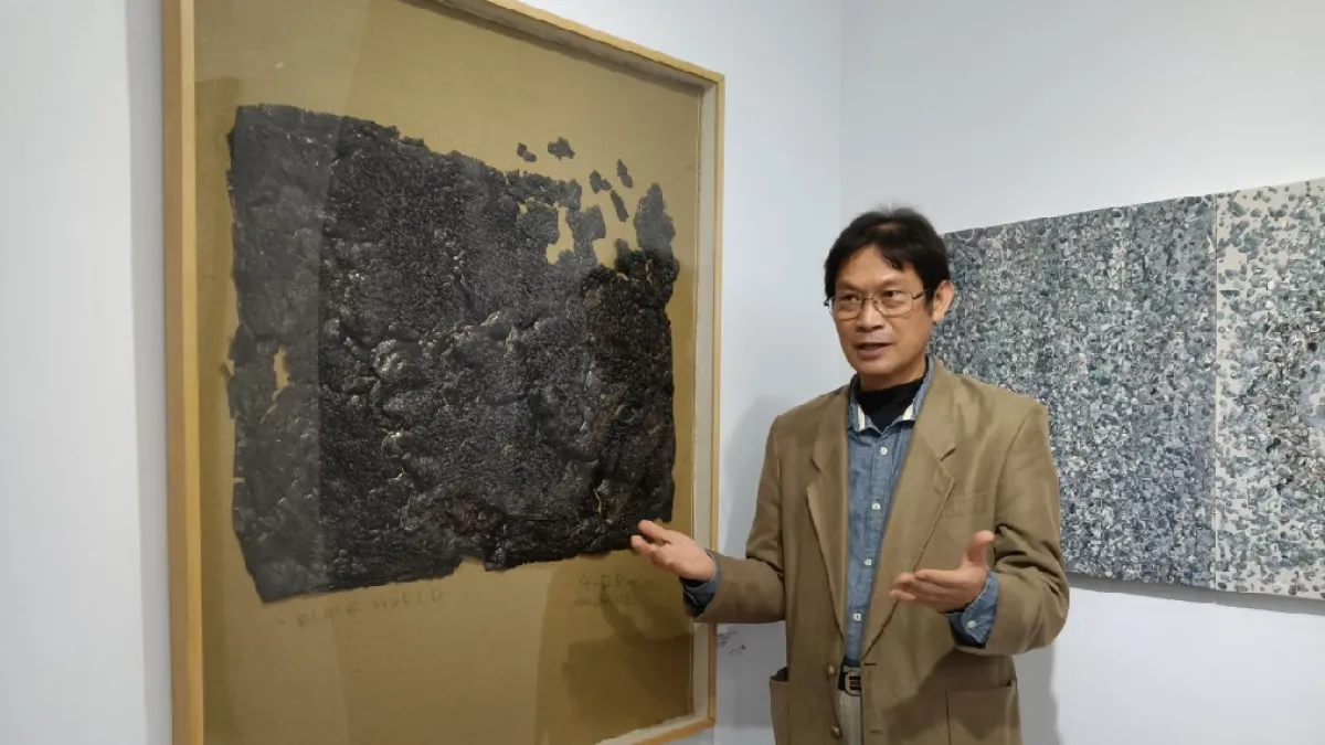 蔡獻友使用「墨」素材,從文化中挖掘出另一種美,期待藉由不同材質的介入延展,去發現更多被隱藏或忽略在文化裡的美感可能性。(圖/徐炳文攝)