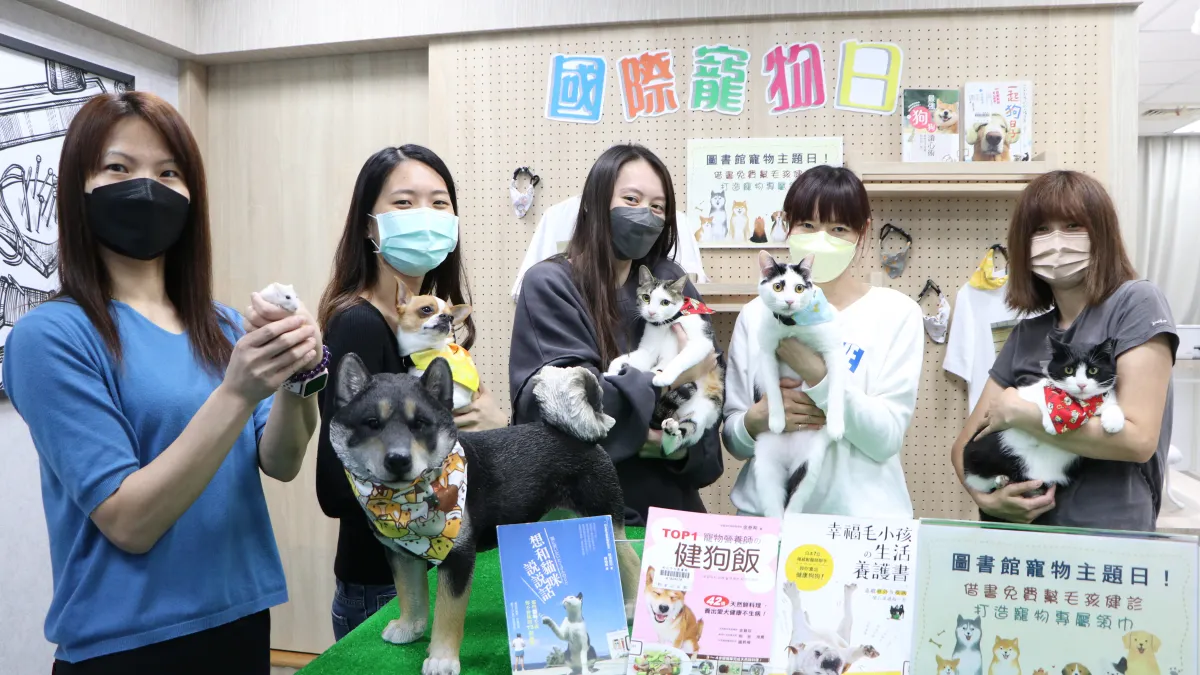 「萌寵當家」主題書展,提供大家全方位了解如何照顧好心愛的毛小孩。(圖/新北市政府)