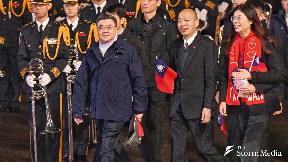 Kuomintang Chairperson Cheng Li-wen (right), Legislative Speaker Han Kuo-yu (middle), and Premier Cho Jung-tai attend a flag raising ceremony at Taiwan's Presidential Office on New Year's Day. (Photo / Taipei Photography Association)