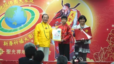 全國高年級組第一名得獎者來自新竹的郭泓翊同學,創作理念是「人人有善心、愛地球。(圖/聖光禪地球佛國總會提供)