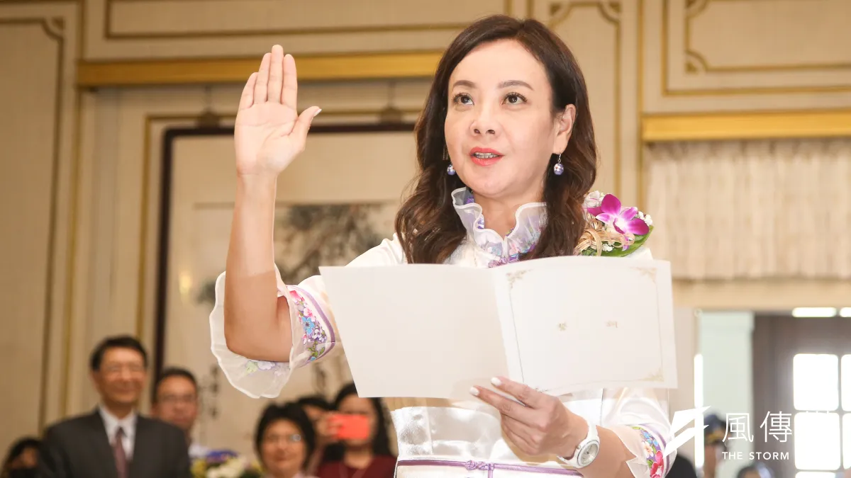 民進黨不分區立委蔣絜安委員17日於立法院宣誓就職典禮,全程以客家話宣誓,並表示「用自己的母語發聲天經地義」。(陳明仁攝)