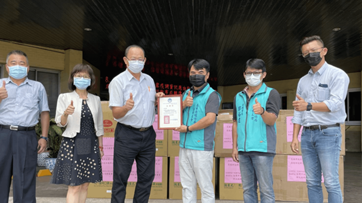 高雄市環保局企業工會理事長黃豐翔特別代表全體清潔隊員致贈感謝狀,感謝台灣中油公司對第一線清潔隊員的重視。(圖/中油公司提供) 高雄市環保局企業工會理事長黃豐翔特別代表全體清潔隊員致贈感謝狀,感謝台灣中油公司對第一線清潔隊員的重視。(圖/中油公司提供)