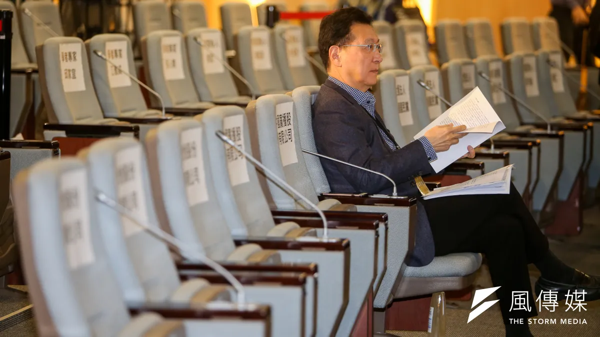 董事長趙少康肅凝地出席不當黨產處理委員會舉行「中國廣播股份有限公司是否為社團法人中國國民黨之附隨組織」聽證程序。(陳明仁攝)