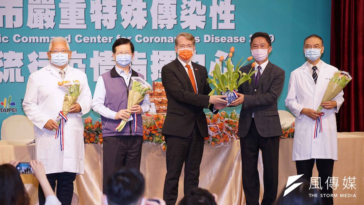 荷蘭在台辦事處空運3999朵國花鬱金香來台,要致贈台北市第一線的醫護人員、向他們表達謝意。圖中左三為荷蘭駐台代表紀維德。(盧逸峰攝) 荷蘭在台辦事處空運3999朵國花鬱金香來台,要致贈台北市第一線的醫護人員、向他們表達謝意。圖中左三為荷蘭駐台代表紀維德。(盧逸峰攝)