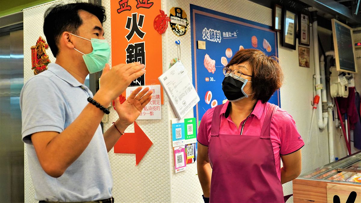 林口區長藍品畯(左)與市場理事長討論安排攤商快篩事宜。(圖/新北市林口區公所提供) 林口區長藍品畯(左)與市場理事長討論安排攤商快篩事宜。(圖/新北市林口區公所提供)