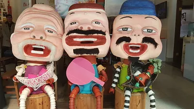 屏東戲曲故事館推出吉慶戲特展,製作了福祿壽造型偶。(圖/屏東縣政府提供)