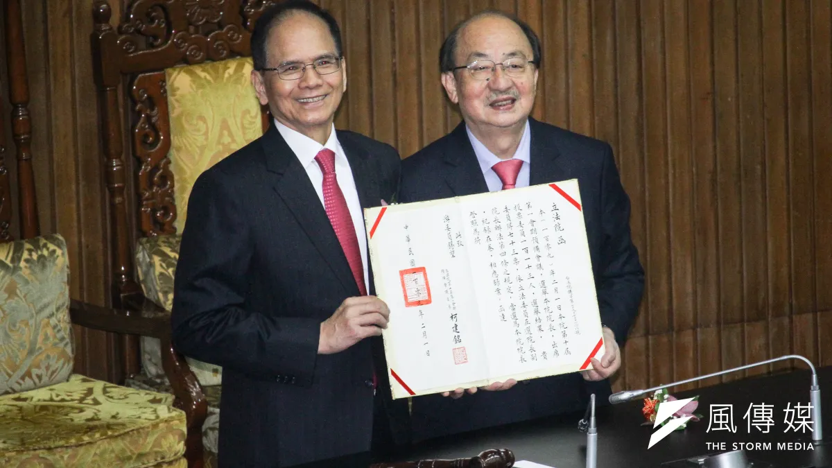 民進黨立法院黨團總召柯建銘(右)估計立院最晚2月21日開議,但實際的開議時間要待立法院長游錫堃(左)主持朝野協商後決定。(資料照,蔡親傑攝)