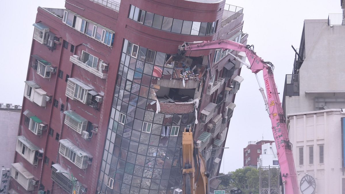 花蓮天王星大樓進行拆除工程,縣長徐榛蔚表示,預計2週內拆除完畢。(圖/花蓮縣政府提供) 花蓮天王星大樓進行拆除工程,縣長徐榛蔚表示,預計2週內拆除完畢。(圖/花蓮縣政府提供)