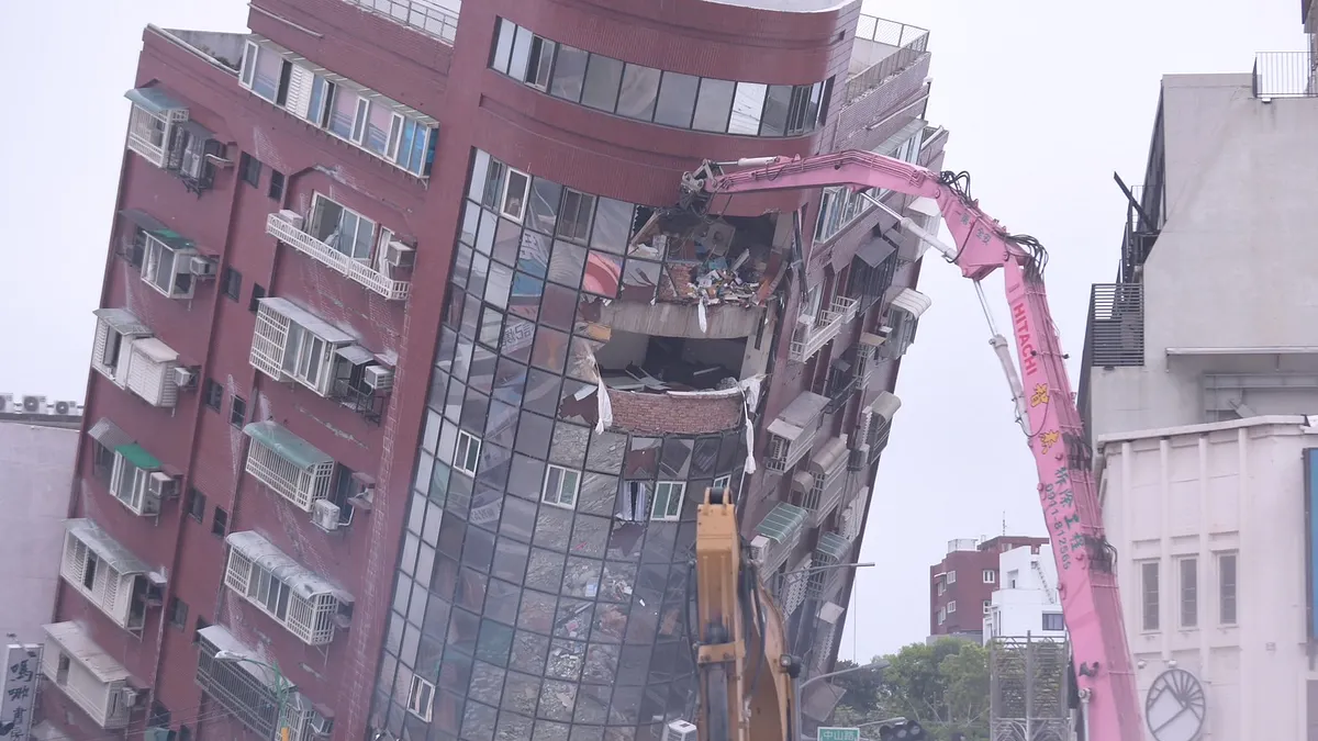 花蓮強震讓許多房屋列為危險建築。(圖/花蓮縣政府提供)