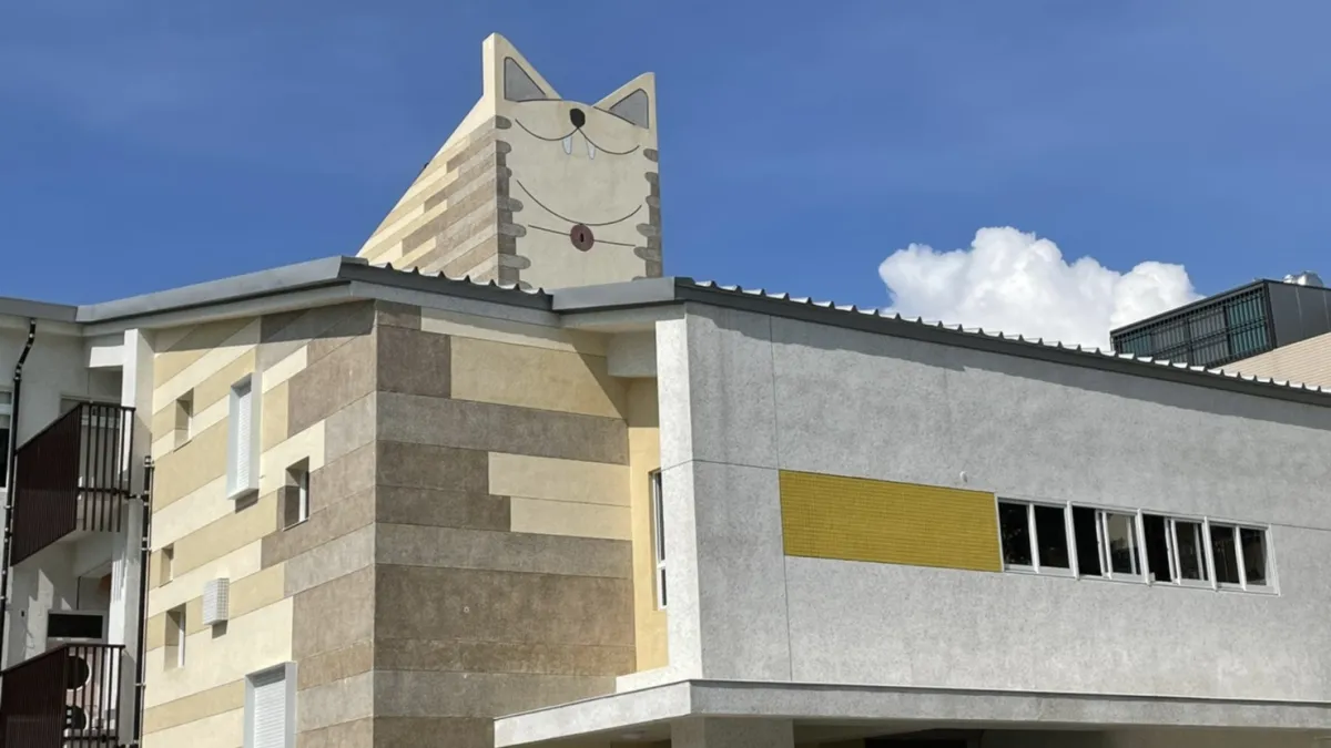 民雄國小附設幼兒園教室大樓和社區共讀站以「打貓」為意象,提供民雄市中心小小朋友優質的學習環境。(圖/嘉義縣政府建設處提供)