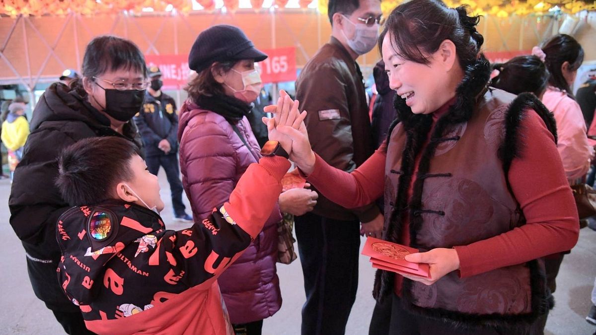 花蓮縣長徐榛蔚發送新年福袋錢母卡給予前來走春的鄉親們(圖/花蓮縣政府提供) 花蓮縣長徐榛蔚發送新年福袋錢母卡給予前來走春的鄉親們(圖/花蓮縣政府提供)