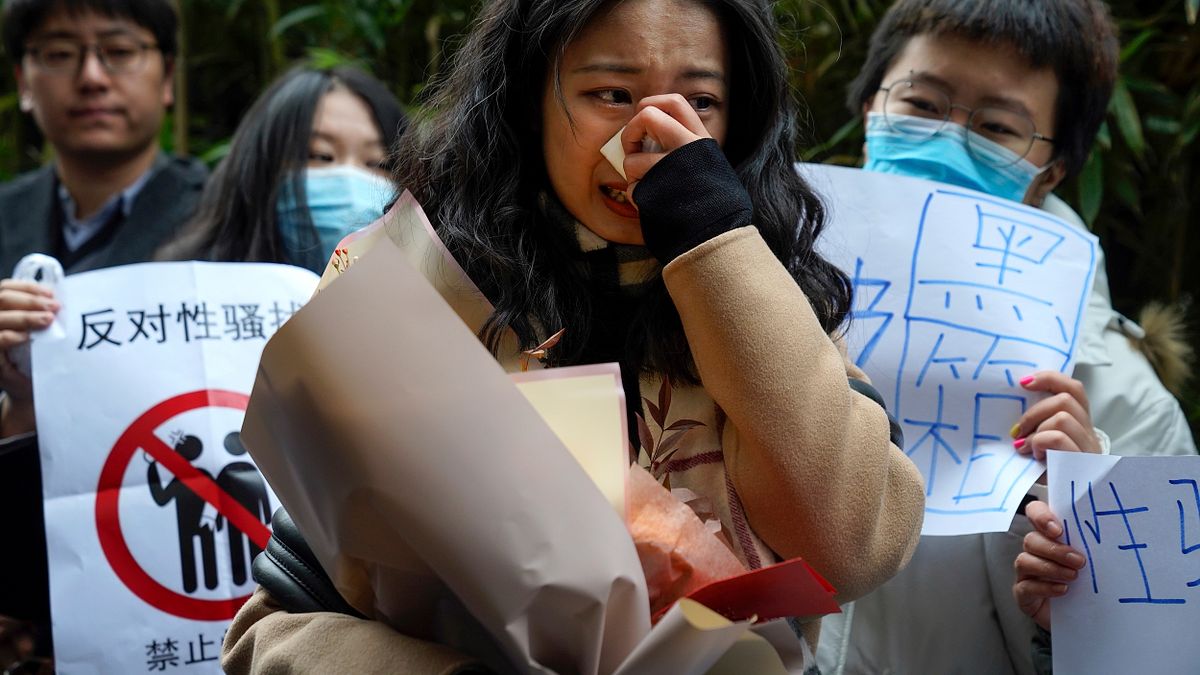 12月2日,中國主持人朱軍被控性騷擾案開庭,原告弦子的支持者前往法院門口聲援。(AP) 12月2日,中國主持人朱軍被控性騷擾案開庭,原告弦子的支持者前往法院門口聲援。(AP)