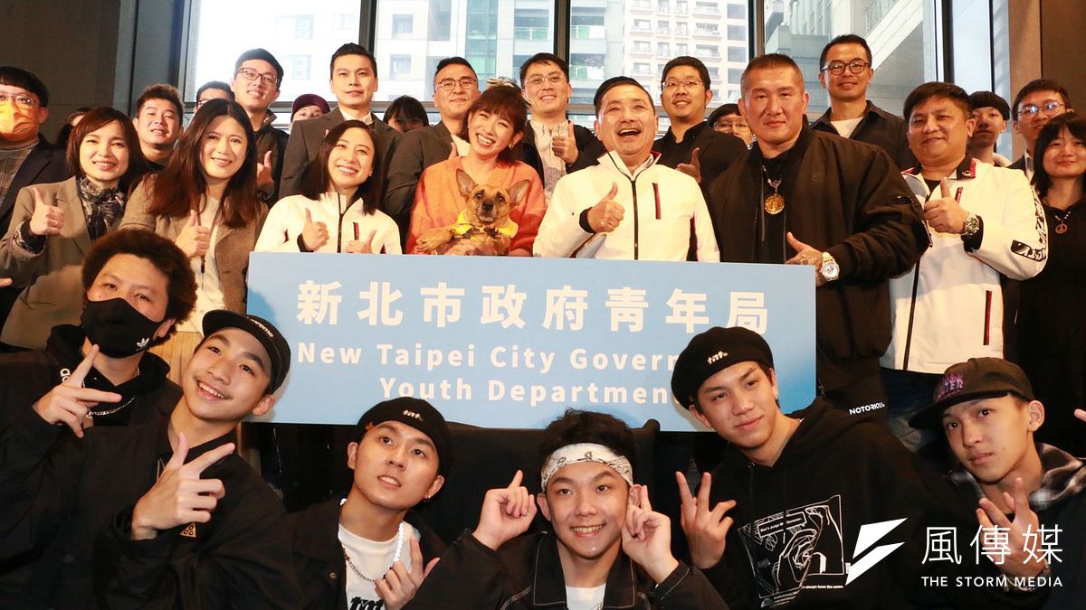 今(3)日上午「新北市政府青年局」正式揭牌成立,市長侯友宜、首任局長錢念群與出席活動貴賓合影。(圖/李梅瑛) 今(3)日上午「新北市政府青年局」正式揭牌成立,市長侯友宜、首任局長錢念群與出席活動貴賓合影。(圖/李梅瑛)