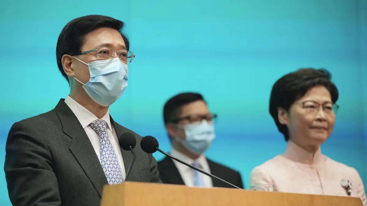 香港新任政務司長李家超(John Lee,左)AAP)
