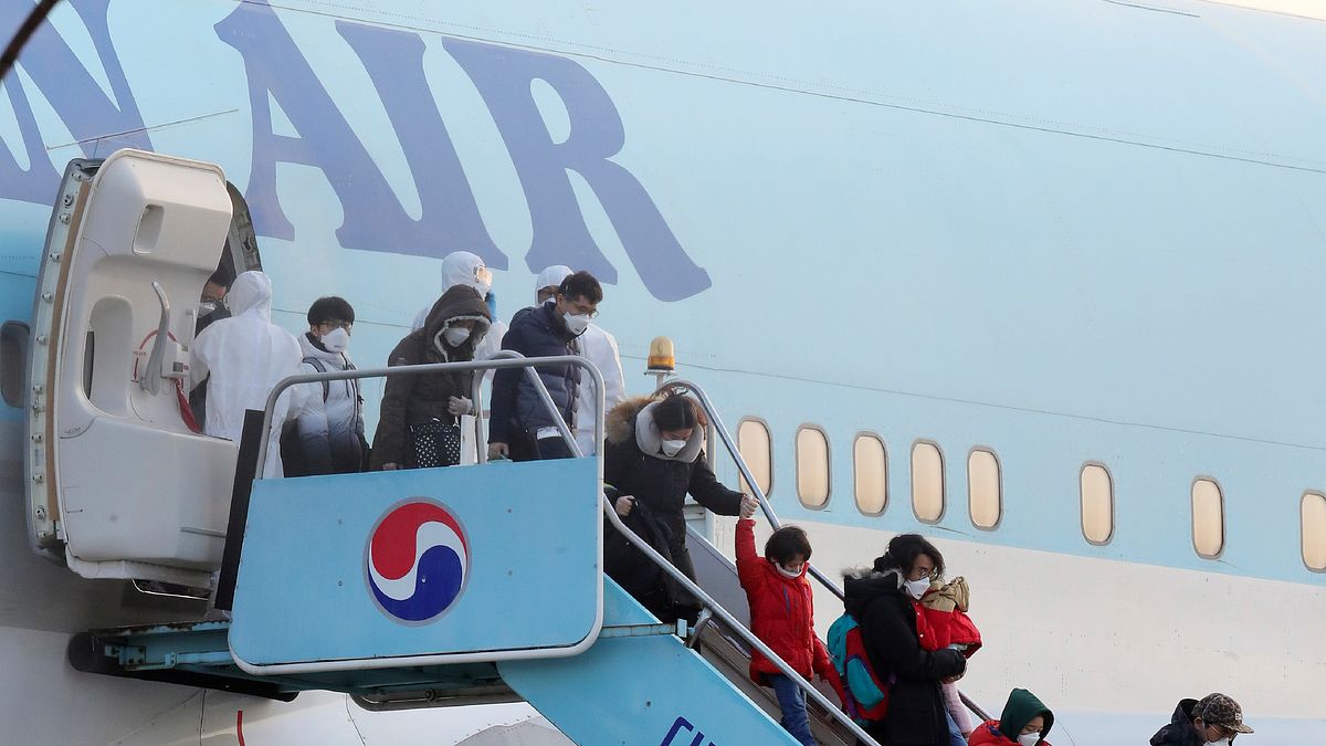 武漢肺炎風暴。2020年1月31日,南韓政府首架撤僑包機上午飛抵首爾金浦機場,僑民魚貫下機(AP) 武漢肺炎風暴。2020年1月31日,南韓政府首架撤僑包機上午飛抵首爾金浦機場,僑民魚貫下機(AP)