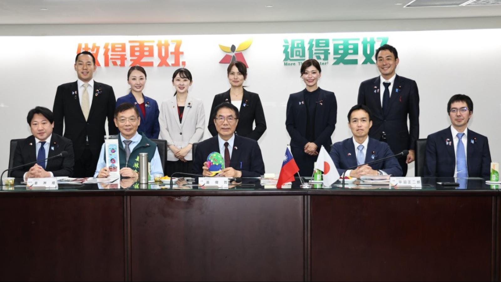 黃偉哲接見日本自民黨青年局訪團 捐10萬元援助熊本震災深化台日情誼