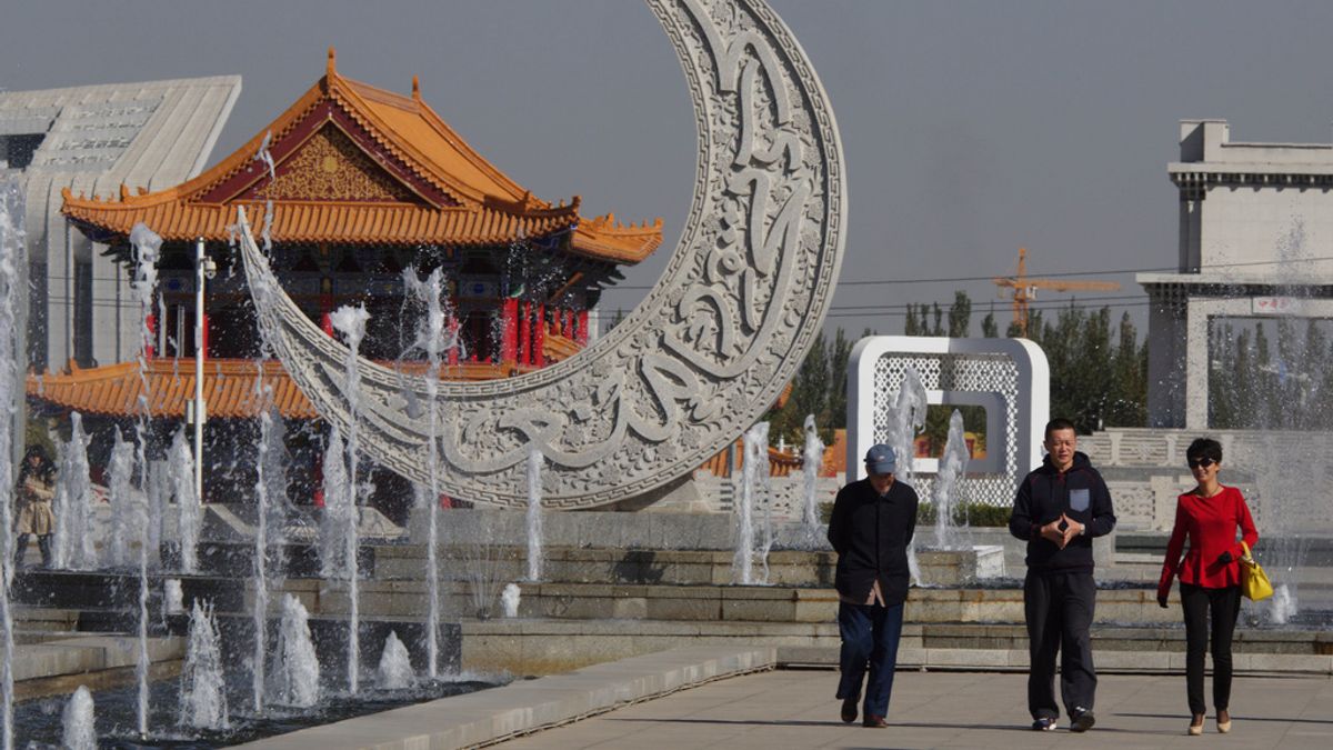 2015年9月8日,中國西北部的寧夏回族自治區銀川市,當地居民走過一座伊斯蘭風格雕塑。(美聯社) 2015年9月8日,中國西北部的寧夏回族自治區銀川市,當地居民走過一座伊斯蘭風格雕塑。(美聯社)