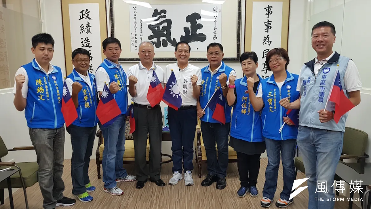 新竹市國民黨7位青壯世代參選人集體現身市長參選人許明財服務處,展現「母雞帶小雞」的團隊作戰氛圍。(圖/方詠騰攝)