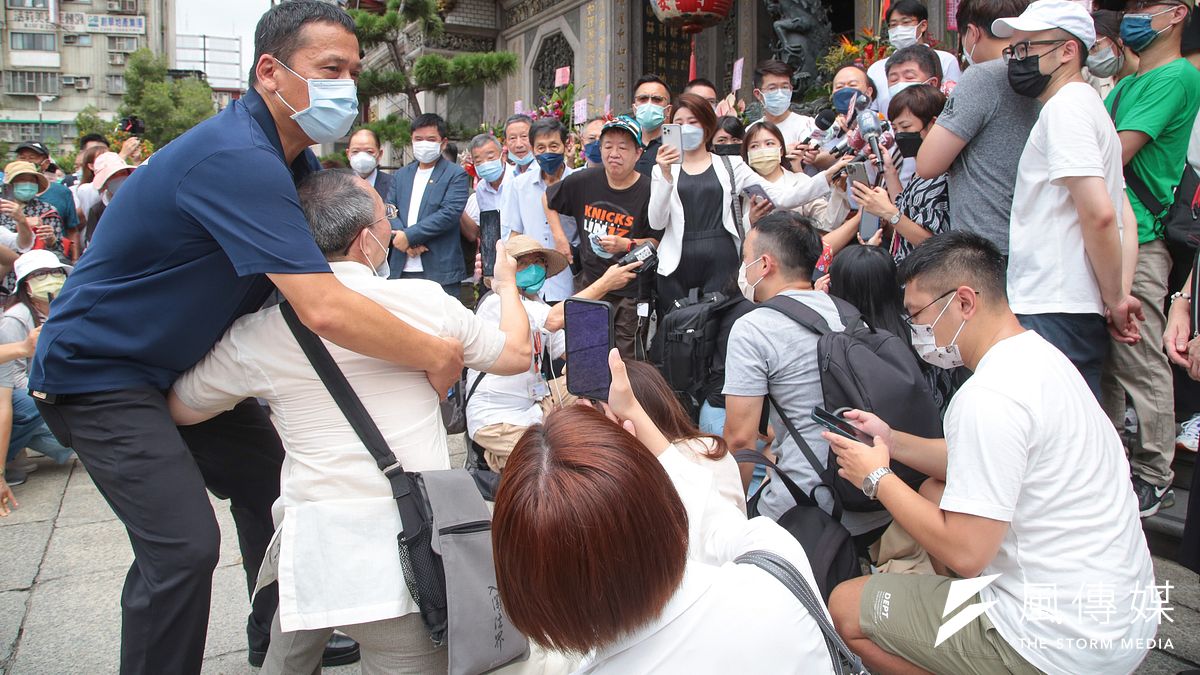 民進黨台北市長參選人陳時中20日前往萬華龍山寺參香祈福,遇到民眾抗議,事後該名民眾隨即被架離現場。(顏麟宇攝) 民進黨台北市長參選人陳時中20日前往萬華龍山寺參香祈福,遇到民眾抗議,事後該名民眾隨即被架離現場。(顏麟宇攝)