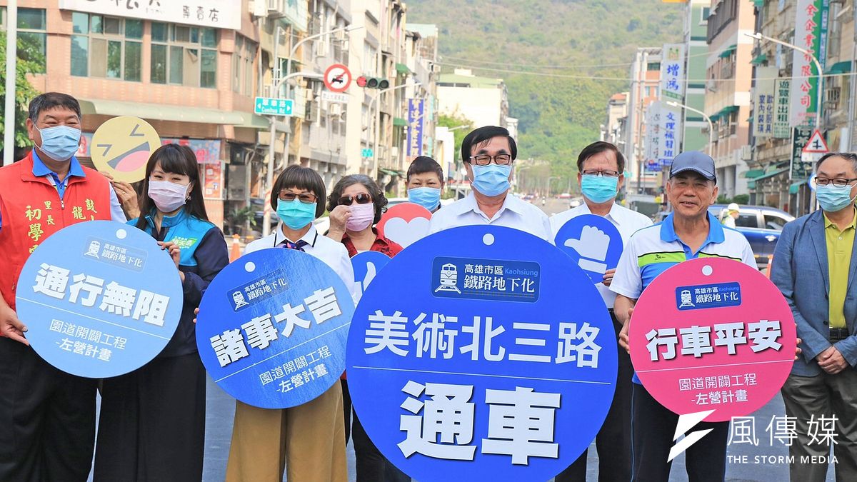 左營計畫園道工程陸續通車,打通昔日鐵道的隔離,當地交通便利性大增,高市副市長李四川(中)10日至美術北三路進行通車視察。(圖/徐炳文攝) 左營計畫園道工程陸續通車,打通昔日鐵道的隔離,當地交通便利性大增,高市副市長李四川(中)10日至美術北三路進行通車視察。(圖/徐炳文攝)