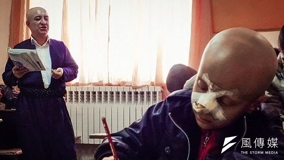 伊朗教師穆罕馬迪恩(左立者)為了班上染病的拉西米(右),陪他一起剃光頭髮。(取自網路) 伊朗教師穆罕馬迪恩(左立者)為了班上染病的拉西米(右),陪他一起剃光頭髮。(取自網路)