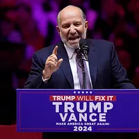 2024年10月27日、ニューヨークのマディソンスクエアガーデンで開催された選挙集会で、ハワード・ルトニックが演説(AP通信) 2024年10月27日、ニューヨークのマディソンスクエアガーデンで開催された選挙集会で、ハワード・ルトニックが演説(AP通信)