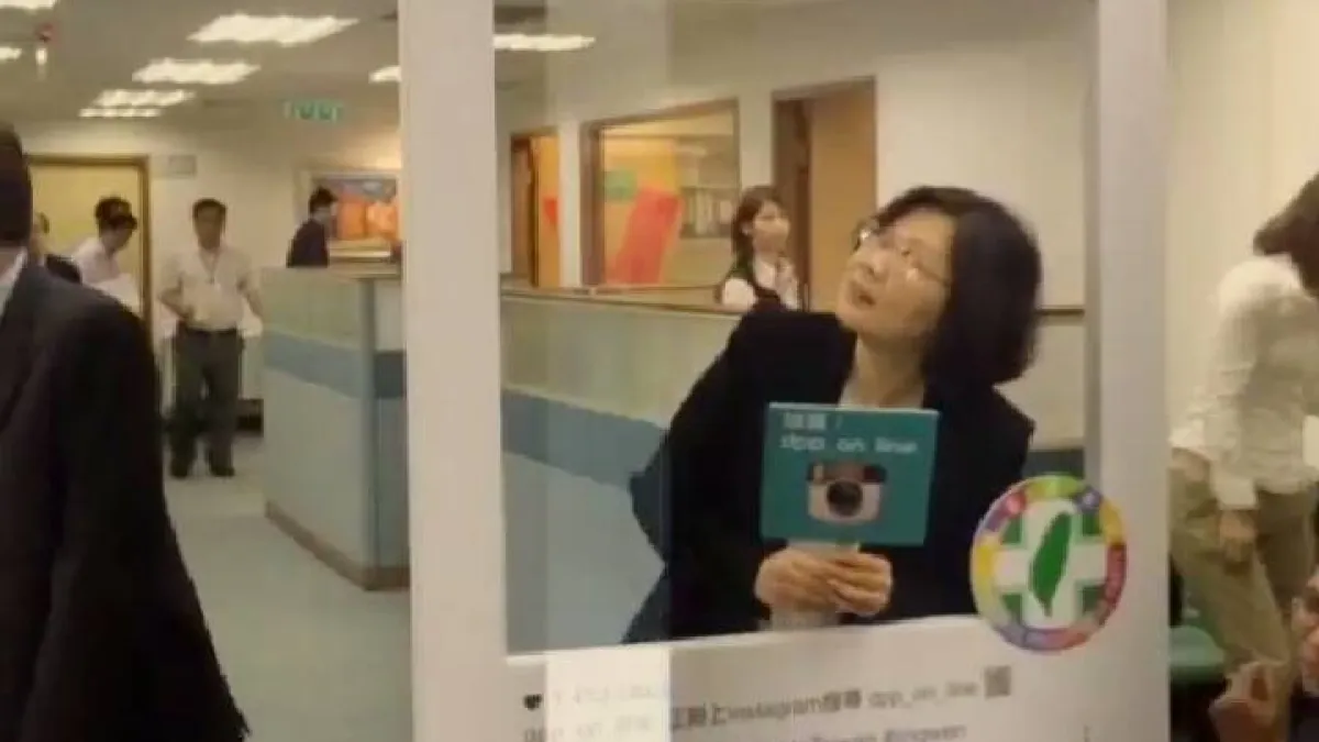 民進黨推出官方instagram,黨主席 蔡英文成為首位「麻豆」,好奇地觀看Instagram的圖形外觀。(取自民進黨instagram)