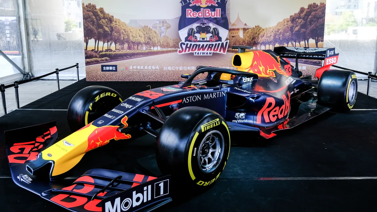 「RED BULL SHOW CAR」展示從即日起至27日12時至19時,以及2月28至3月1日12時至21時在市府前廣場展示。(圖/台中市政府提供)