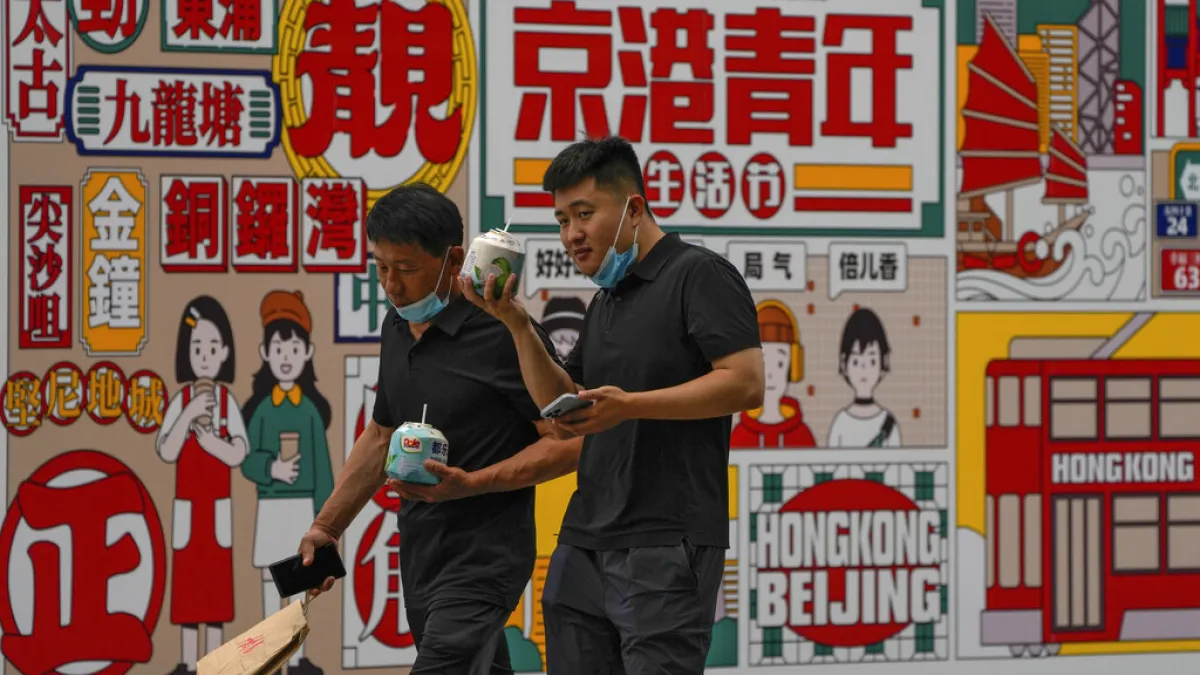 2022年7月4日,北京街頭慶祝宣傳香港回歸25週年的海報。(美聯社)