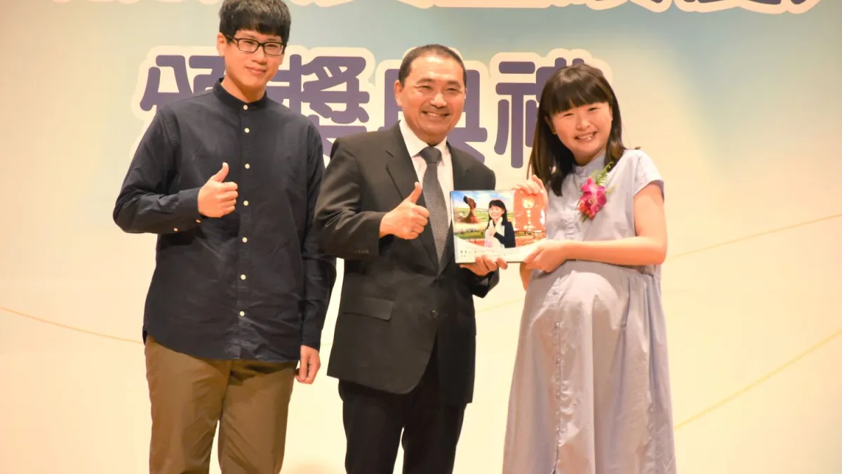 績優人員農業局股長謝可蓉(右)與市長侯友宜合影。(圖/新北市人事處提供)