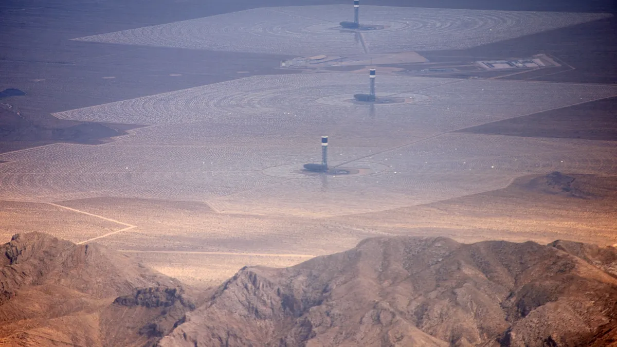 位於美國加州莫哈維沙漠的伊萬帕太陽能發電廠將於2026提前20年關閉。(資料照,取自Craig Butz@Wikipedia/CC BY-SA 4.0) 位於美國加州莫哈維沙漠的伊萬帕太陽能發電廠將於2026提前20年關閉。(資料照,取自Craig Butz@Wikipedia/CC BY-SA 4.0)