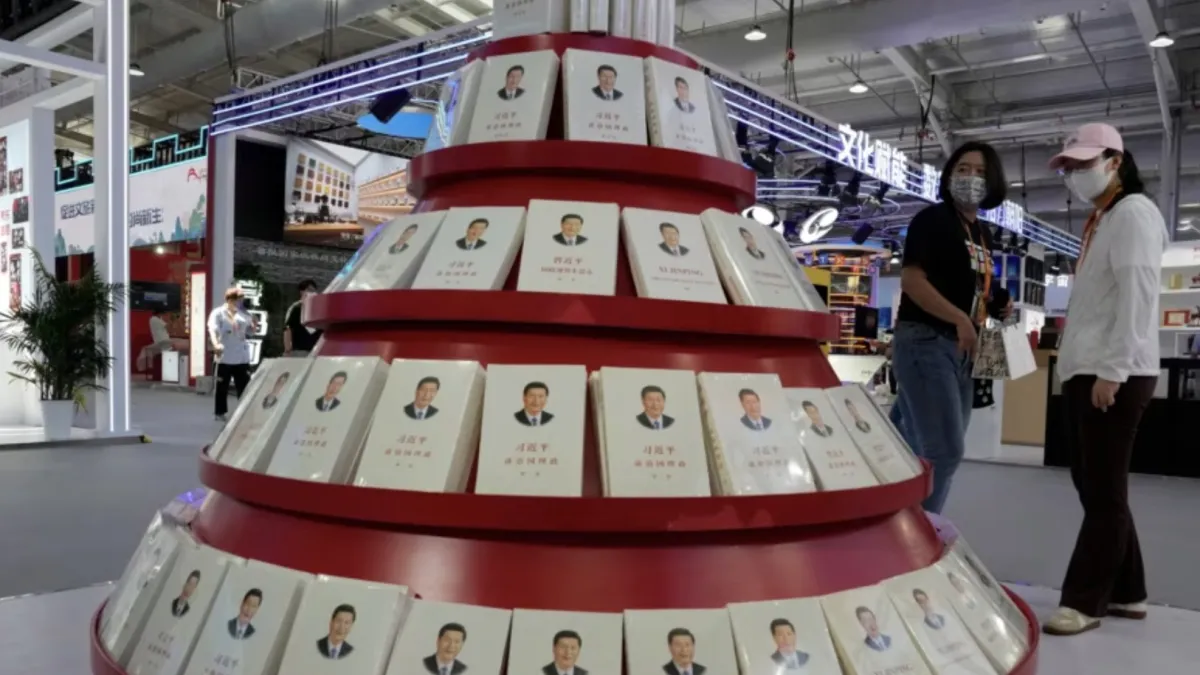 習近平主政讓台灣對中國愈漸疏離。圖為在北京舉辦的中國國際服務貿易交易會展間擺放的習近平著作—《習近平談治國理政》。(美聯社)