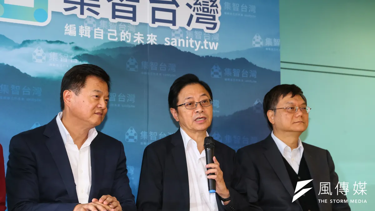 國民黨副總統參選人張善政(中)、國政選戰中心執行長周錫瑋(左)、國政顧問團副總召杜紫軍(右)26日舉行副總統競選辦公室成立記者會。(顏麟宇攝)