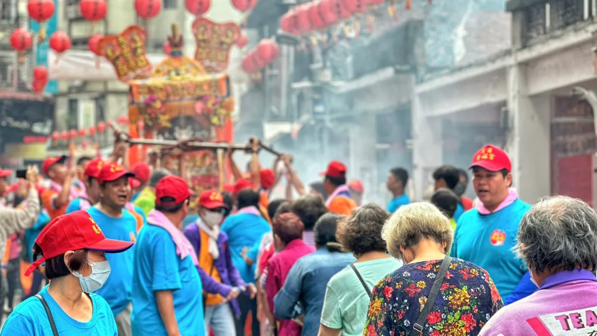 信眾可一次參拜多尊媽祖, 還可參加鑽轎腳,把「媽祖平安賜福金」帶回家。圖/新北市政府民政局提供
