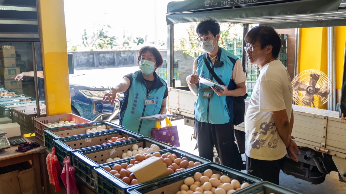 超思進口蛋弊端叢生,一如稍早疫苗採購、口罩配給、篩劑管控,民進黨蔡政府採購作業全程黑箱。(圖/臺東縣政府衛生局提供)