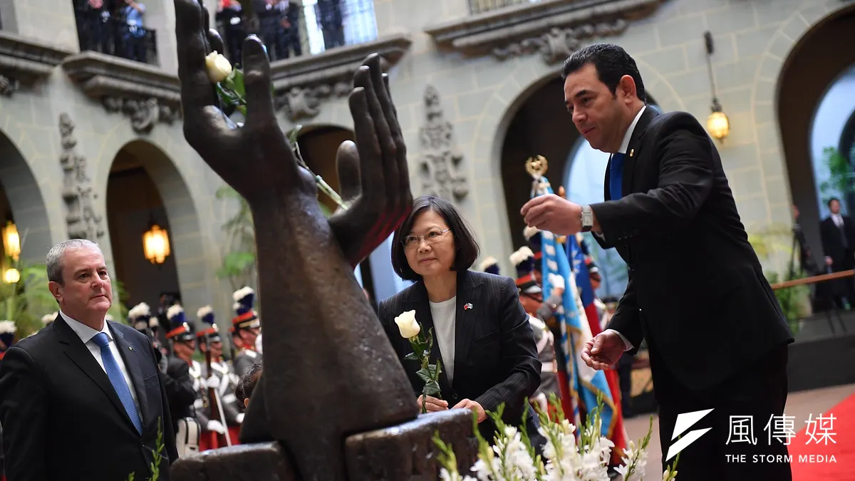 瓜地馬拉總統莫拉雷斯在總統府所在的「國立文化宮」舉行隆重軍禮,歡迎首度訪問瓜國的蔡英文02(總統府提供)