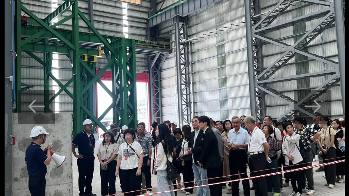 苗栗縣長鍾東錦率領產業交流團參訪永冠能源材料股份有限公司泰國廠。(圖/苗栗縣政府) 苗栗縣長鍾東錦率領產業交流團參訪永冠能源材料股份有限公司泰國廠。(圖/苗栗縣政府)