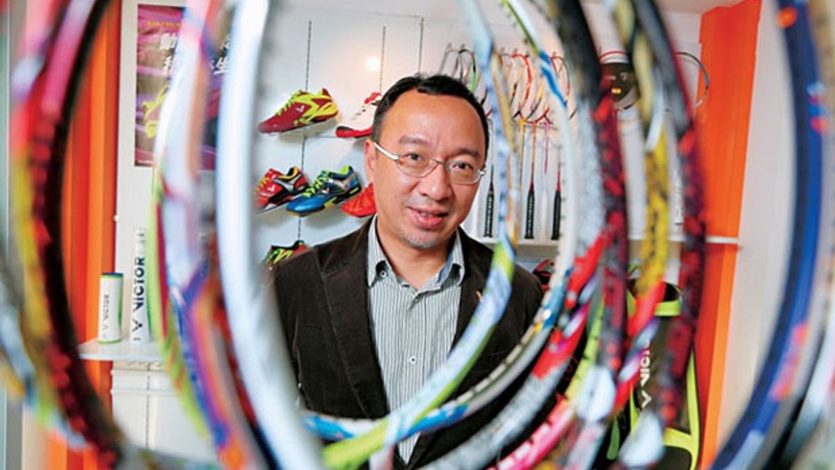 目前羽球拍約貢獻勝利三分之一的營收,最貴的限量藍寶堅尼款更要價上萬元,價位居全球之冠。 (攝影者.賴建宏) 目前羽球拍約貢獻勝利三分之一的營收,最貴的限量藍寶堅尼款更要價上萬元,價位居全球之冠。 (攝影者.賴建宏)